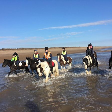 Romantic Lakeside Cottage By The Beach! With Super Cosy Log Burner! The Perfect Escape To Your Home From Home By The Sea! So Relaxing - You Won'T Want To Leave! Pet Friendly! Mablethorpe Extérieur photo