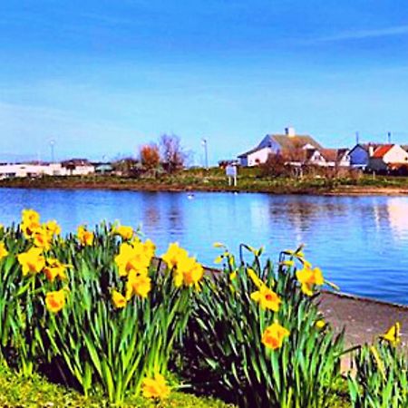 Romantic Lakeside Cottage By The Beach! With Super Cosy Log Burner! The Perfect Escape To Your Home From Home By The Sea! So Relaxing - You Won'T Want To Leave! Pet Friendly! Mablethorpe Extérieur photo