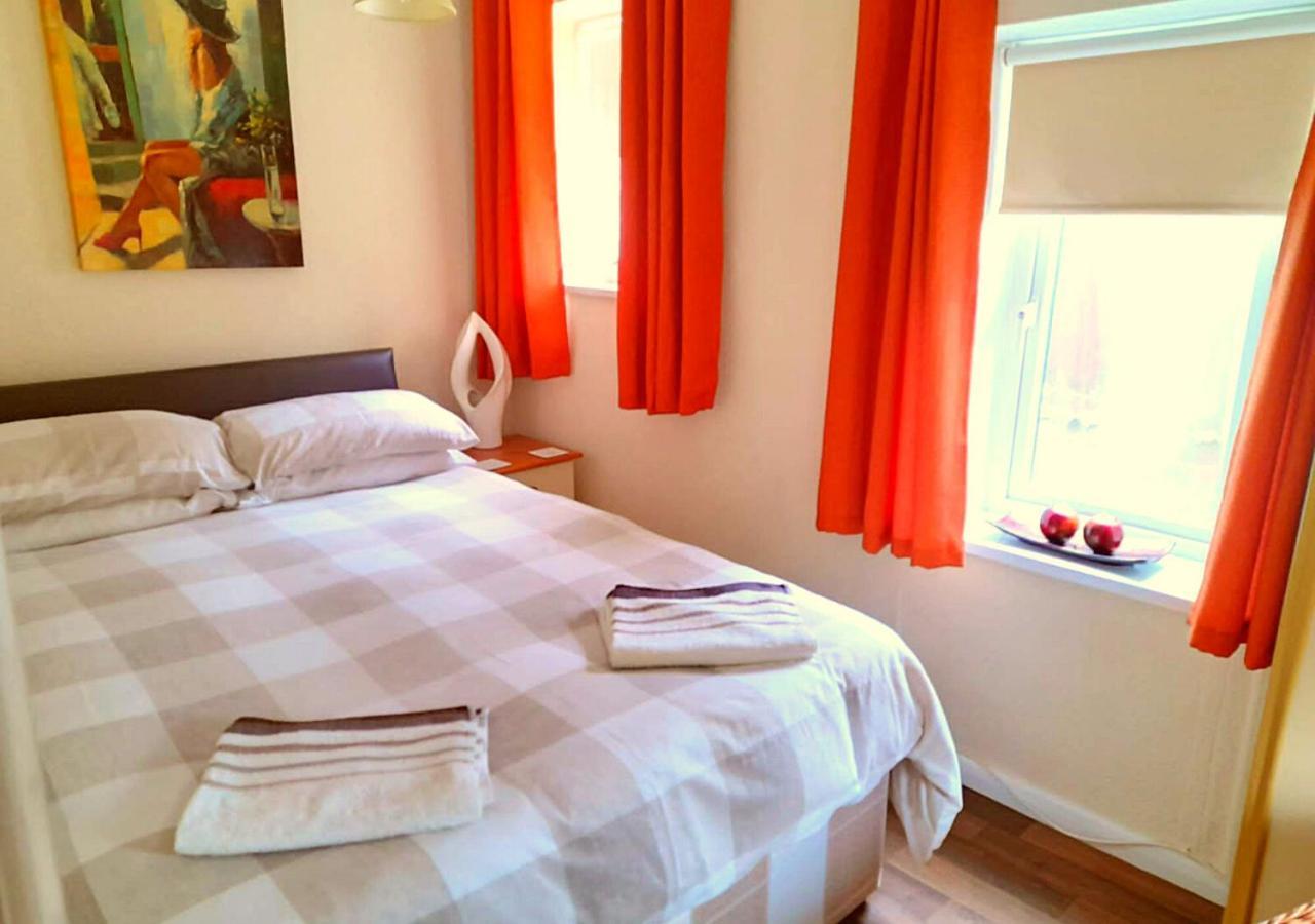 Romantic Lakeside Cottage By The Beach! With Super Cosy Log Burner! The Perfect Escape To Your Home From Home By The Sea! So Relaxing - You Won'T Want To Leave! Pet Friendly! Mablethorpe Extérieur photo