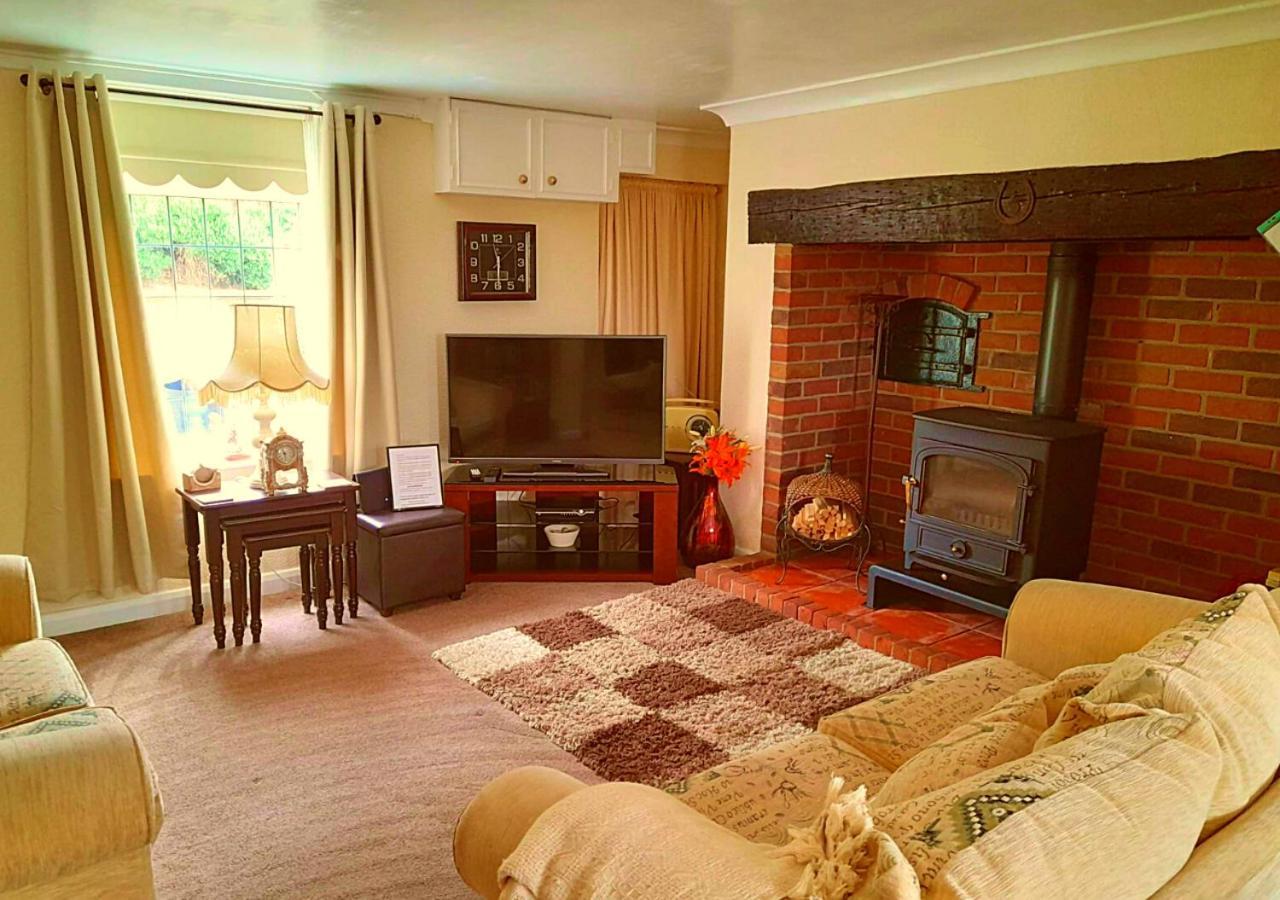 Romantic Lakeside Cottage By The Beach! With Super Cosy Log Burner! The Perfect Escape To Your Home From Home By The Sea! So Relaxing - You Won'T Want To Leave! Pet Friendly! Mablethorpe Extérieur photo