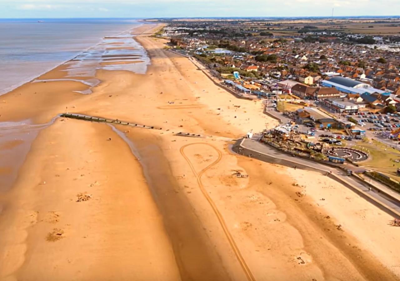 Romantic Lakeside Cottage By The Beach! With Super Cosy Log Burner! The Perfect Escape To Your Home From Home By The Sea! So Relaxing - You Won'T Want To Leave! Pet Friendly! Mablethorpe Extérieur photo