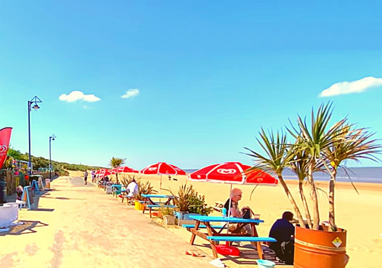 Romantic Lakeside Cottage By The Beach! With Super Cosy Log Burner! The Perfect Escape To Your Home From Home By The Sea! So Relaxing - You Won'T Want To Leave! Pet Friendly! Mablethorpe Extérieur photo