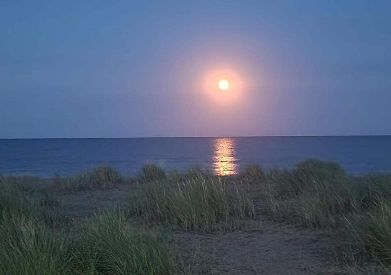Romantic Lakeside Cottage By The Beach! With Super Cosy Log Burner! The Perfect Escape To Your Home From Home By The Sea! So Relaxing - You Won'T Want To Leave! Pet Friendly! Mablethorpe Extérieur photo