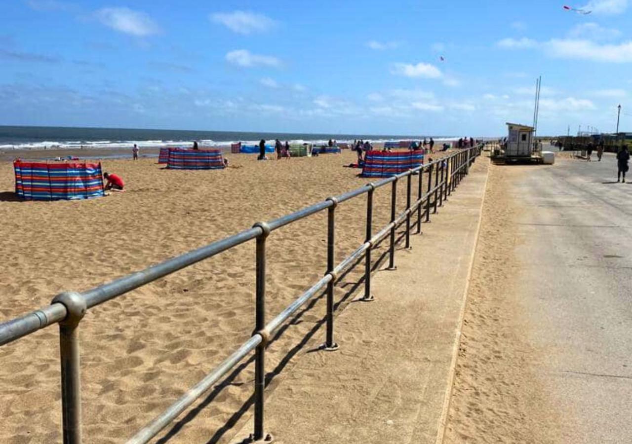 Romantic Lakeside Cottage By The Beach! With Super Cosy Log Burner! The Perfect Escape To Your Home From Home By The Sea! So Relaxing - You Won'T Want To Leave! Pet Friendly! Mablethorpe Extérieur photo