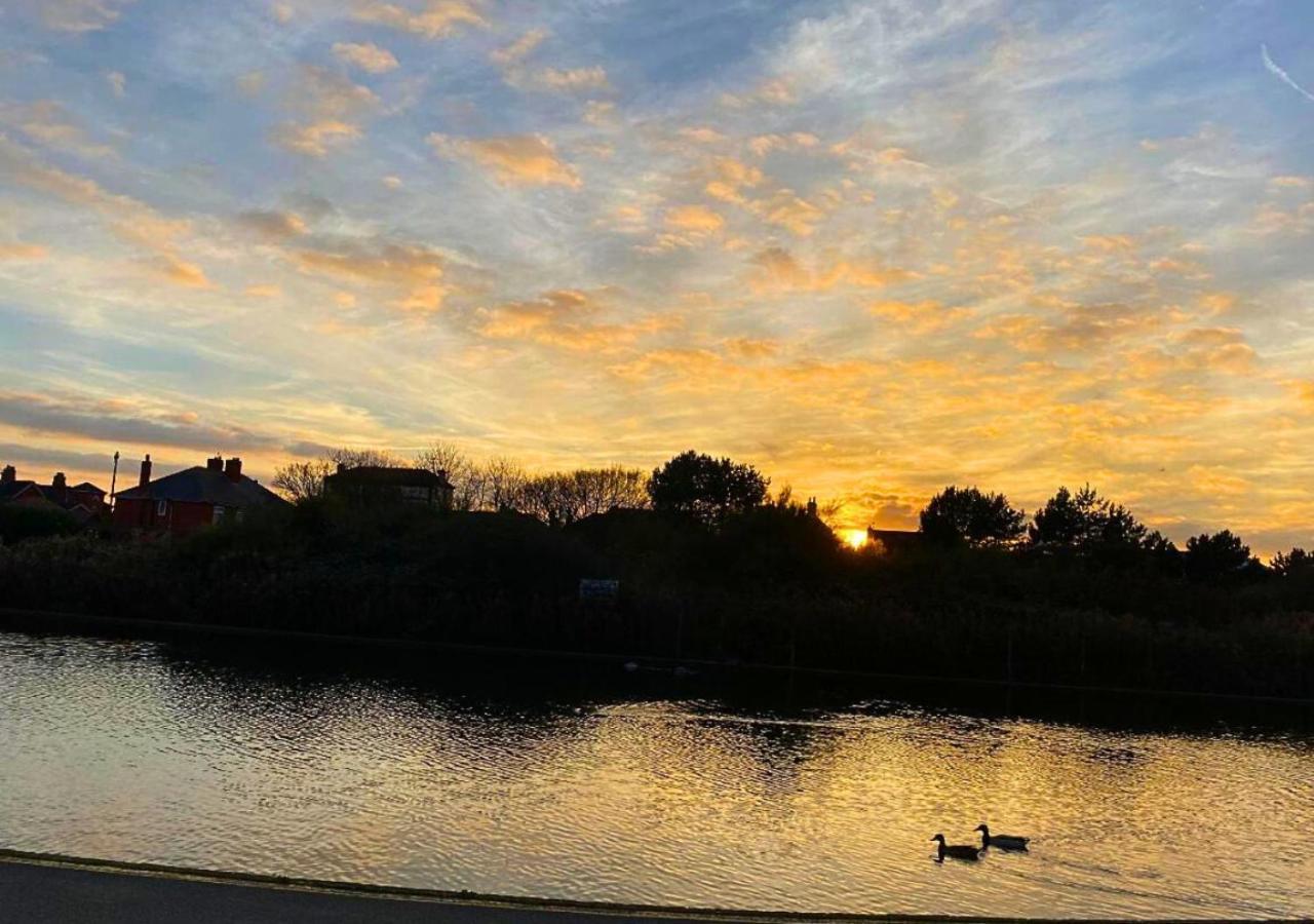Romantic Lakeside Cottage By The Beach! With Super Cosy Log Burner! The Perfect Escape To Your Home From Home By The Sea! So Relaxing - You Won'T Want To Leave! Pet Friendly! Mablethorpe Extérieur photo