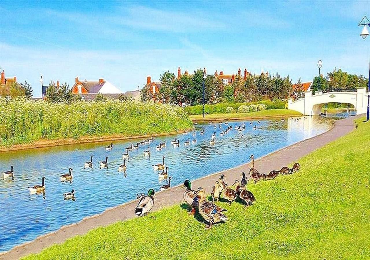 Romantic Lakeside Cottage By The Beach! With Super Cosy Log Burner! The Perfect Escape To Your Home From Home By The Sea! So Relaxing - You Won'T Want To Leave! Pet Friendly! Mablethorpe Extérieur photo