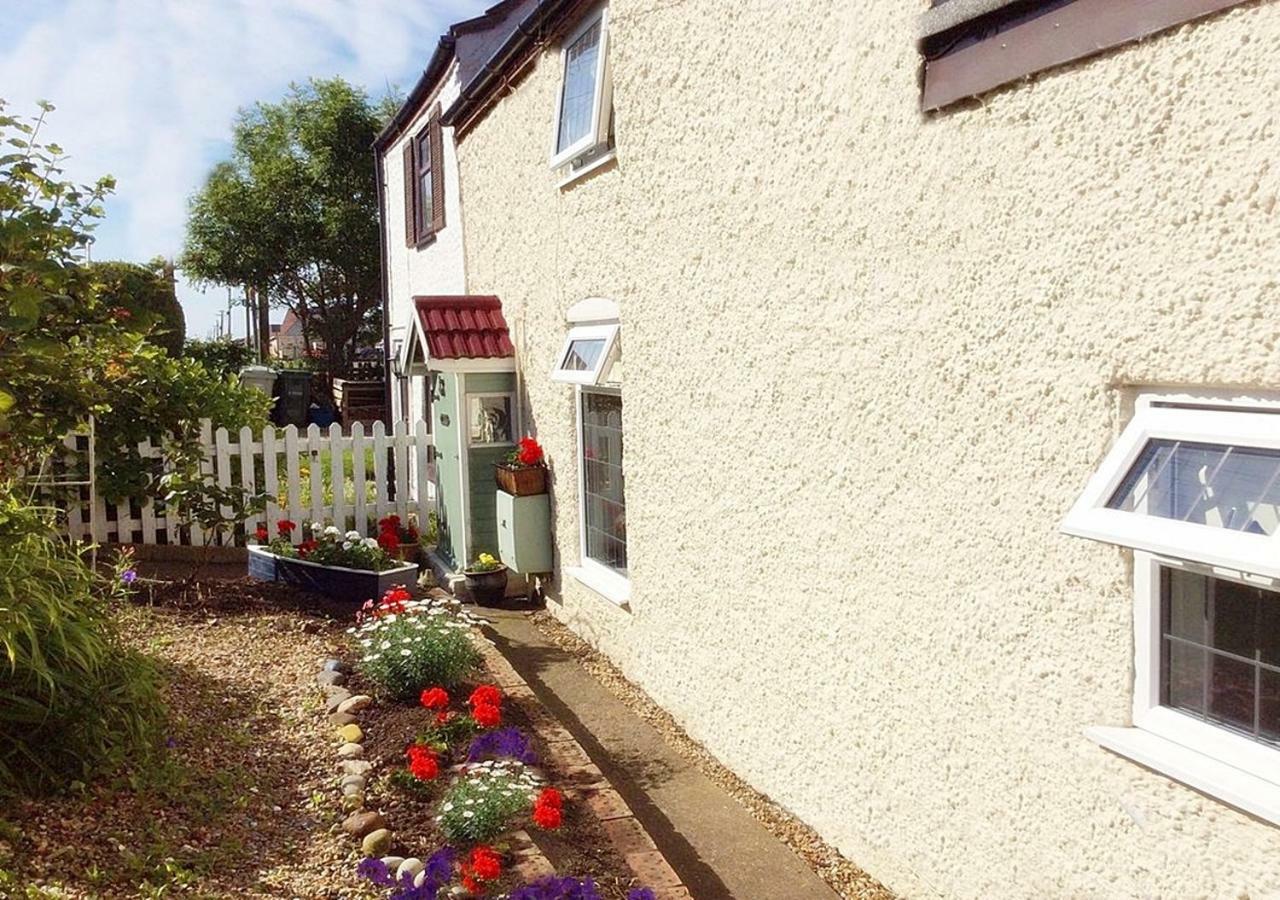 Romantic Lakeside Cottage By The Beach! With Super Cosy Log Burner! The Perfect Escape To Your Home From Home By The Sea! So Relaxing - You Won'T Want To Leave! Pet Friendly! Mablethorpe Extérieur photo
