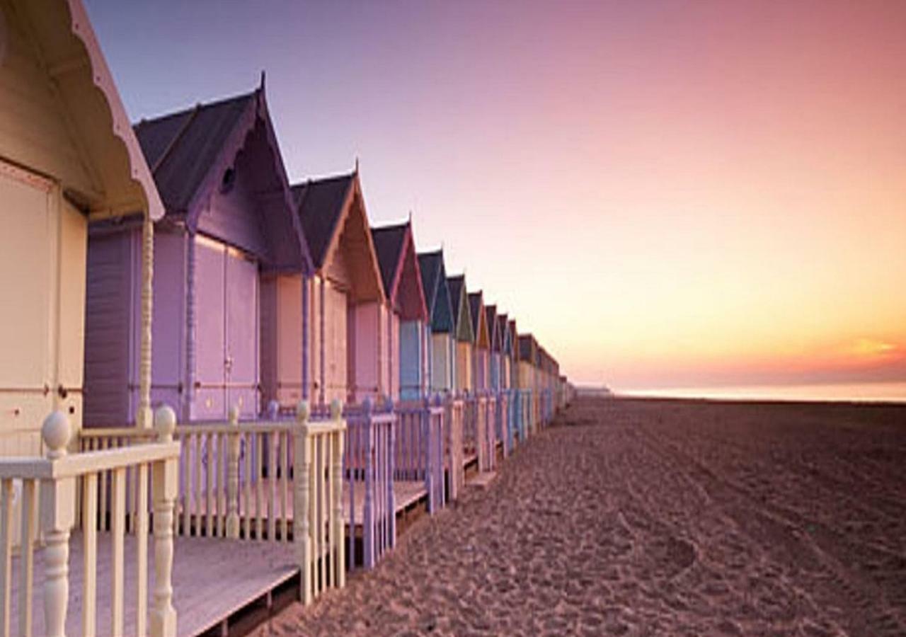 Romantic Lakeside Cottage By The Beach! With Super Cosy Log Burner! The Perfect Escape To Your Home From Home By The Sea! So Relaxing - You Won'T Want To Leave! Pet Friendly! Mablethorpe Extérieur photo