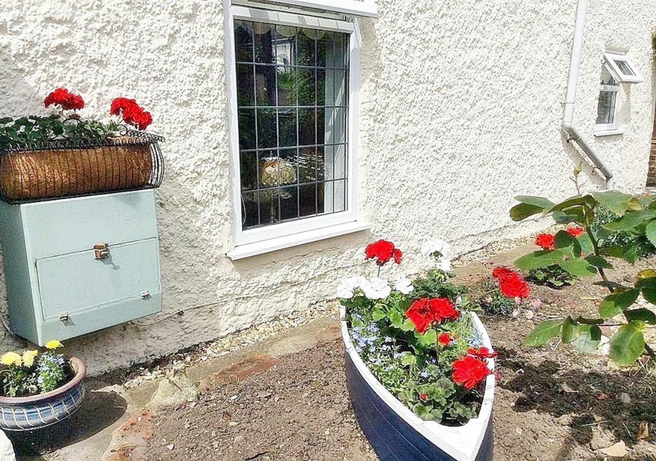 Romantic Lakeside Cottage By The Beach! With Super Cosy Log Burner! The Perfect Escape To Your Home From Home By The Sea! So Relaxing - You Won'T Want To Leave! Pet Friendly! Mablethorpe Extérieur photo
